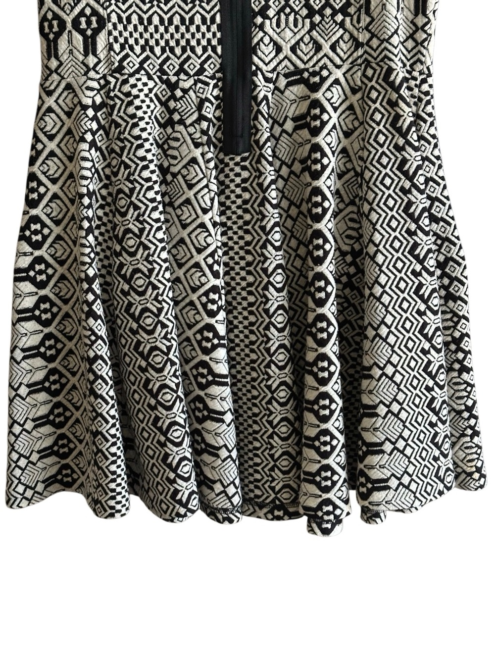 Cynthia Rowley Black & White Geometric Fit-and-Flare Dress. Size Large - Picture 8 of 11